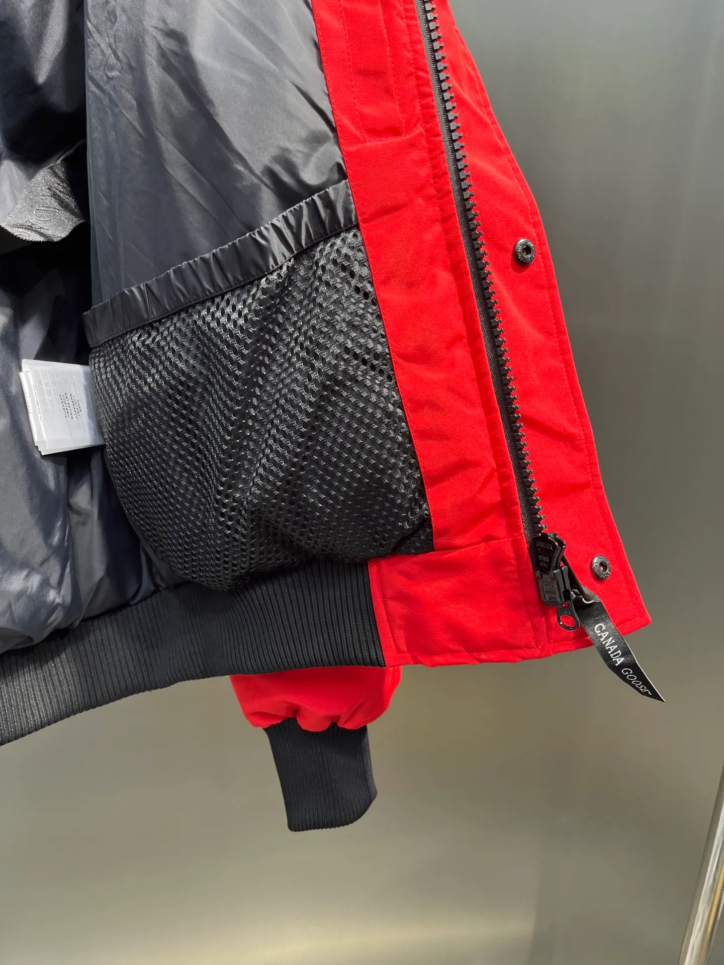 P720 high-end version (new version of Big Goose 01) Canada Goose Canada Goose #Chilliwack 7999M bomber jacket short down jacket/01 model #Men and Women Same Style# ➖ Genuine synchronous anti-counterfeiting chip sensor! ➖ Imported 21S polyester-cotton blended original fabric [last year’s 16S/18S hard fabrics have been completely eliminated, this year all use 21S genuine synchronous fabrics, the soft mid-strap feels delicate and textured], genuine synchronous Feather-Light 10D waterproof coating fabric, made of 84.5 polyester fiber and 15.5 cotton, 100% the best feel in the entire network! ➖ The genuine official website is synchronized with the national standard 80 white duck down, you can check the official website customer service, there will never be a series of misleading claims such as 90 down or goose down! ➖ Using the best nylon lining with double double-layer sealing design, velvet-proof No. 7 needle + grid-filled down ready-made garments, there is 100% no so-called velvet running! ➖ The cuffs are designed with thickened seamless threads, and the collar and pockets are lined with top-quality polar fleece to keep you warm and comfortable! ➖ Yoshida YKK provides original custom-made electroplated sliders. YKK two-way lockable zippers are tight and smooth and will not peel off paint! ➖ 3M composite guarantees that the Velcro is the same as the original, durable, and all accessories and hardware are custom-made! ➖ Imported BEHRINGER embroidery machine to customize the 10,000-needle embroidery logo, 98% of which can be reproduced to restore the original logo. You can check and compare on the official website! ➖ The fur collars are all made of large pieces of Western Canadian blue wolf hide, ensuring that each fur collar is 13-15cm wide!   Size:XS-XXL